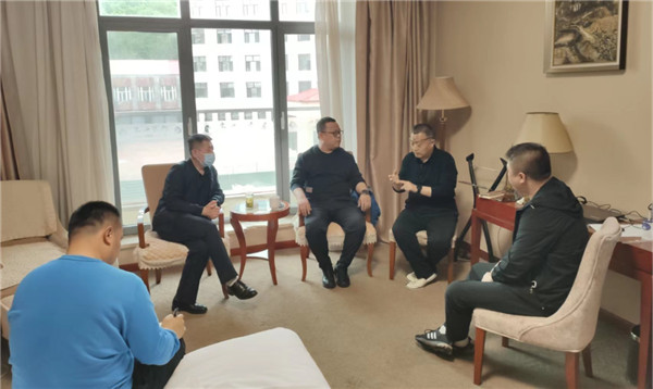 山東科技大學(xué)實(shí)用礦山壓力研究中心主任石永奎教授、郝建博士應(yīng)邀赴龍煤雙鴨山礦業(yè)集團(tuán)進(jìn)行技術(shù)交流